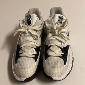 Nike- Kyrie Low, size 8  White black- white